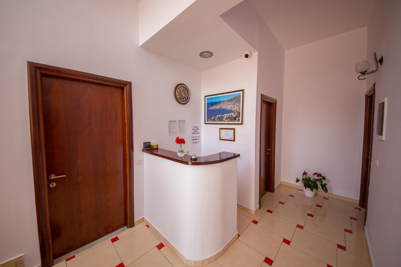 Hotel Alina Саранда Экстерьер фото